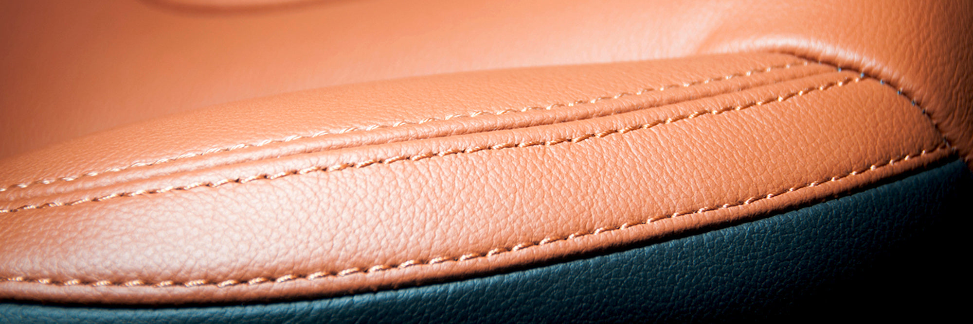 Wie reinigt man Lederoberflächen im Auto schnell & gründlich – ohne Schäden?