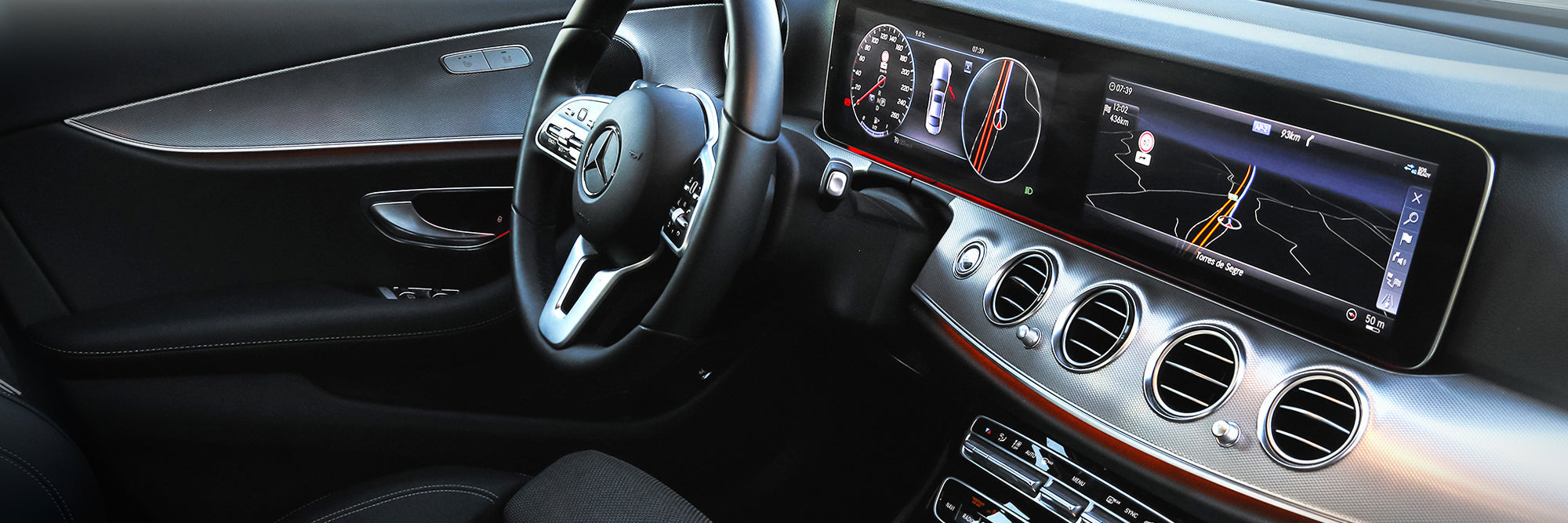 Wie reinigt man Kunststoff im Auto, ohne die Oberfläche zu beschädigen – auch Displays?