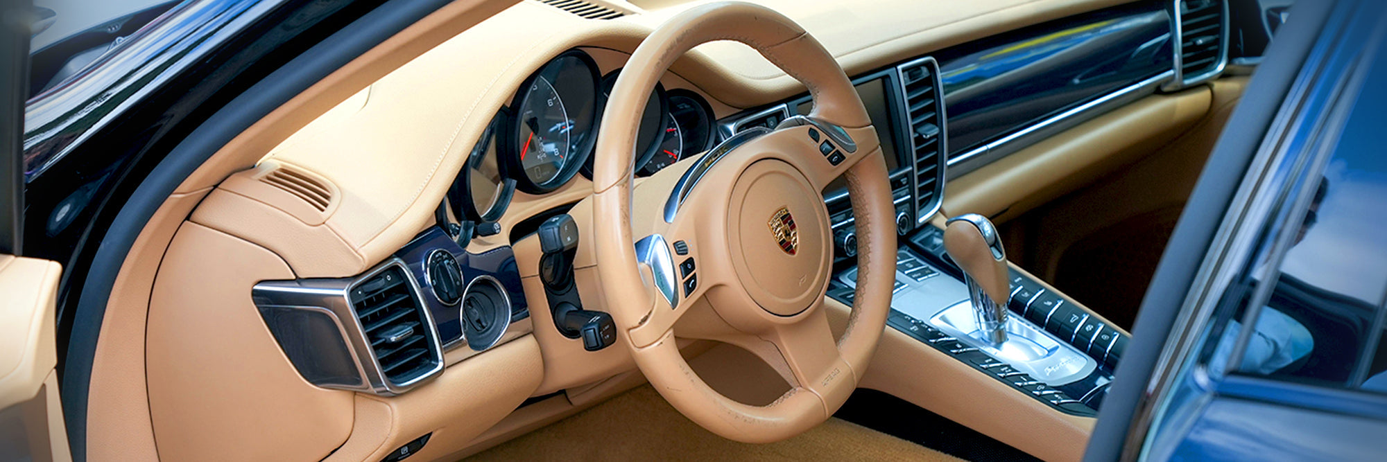 Wie verleiht man dem Cockpit einen edlen Glanz – ohne Fettfilm?