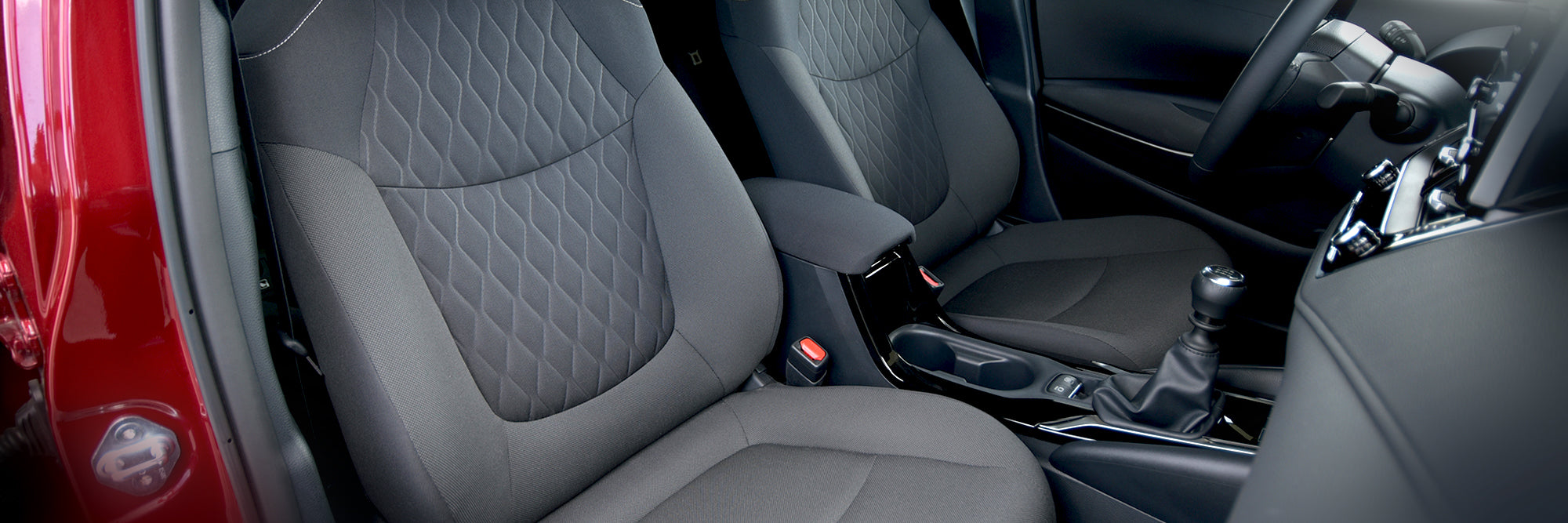 Wie reinigt man Textilsitze im Auto gründlich – auch Dachhimmel und Boden?