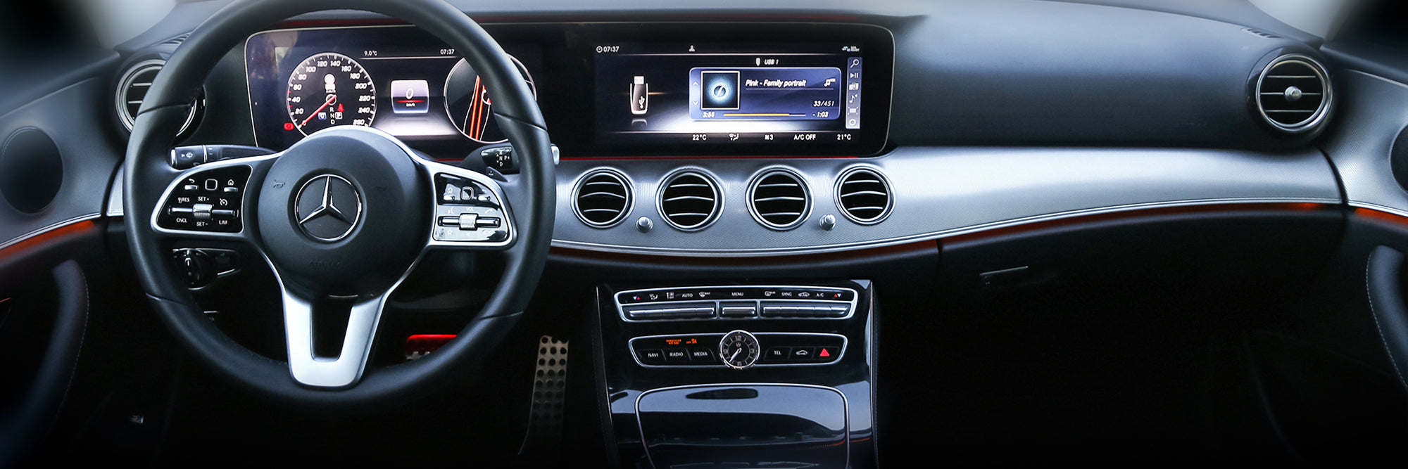 Wie reinigt man Kunststoff im Auto – auch Displays – ohne Schlieren?